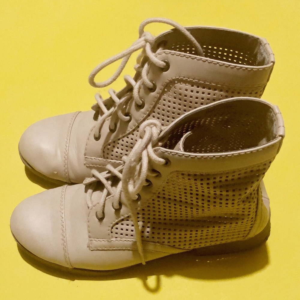 Lace up nude/beige boots